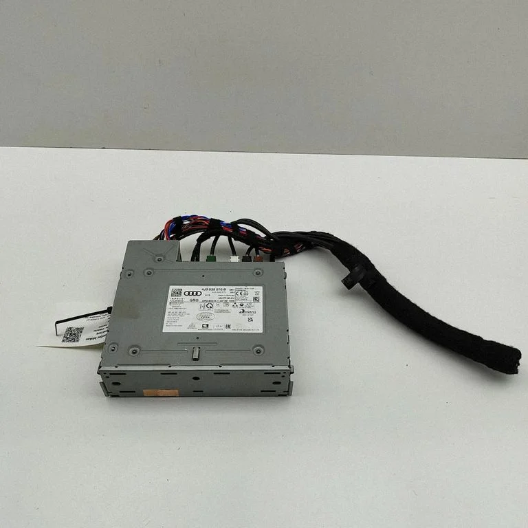 Radio, odtwarzacz CD/DVD, nawigacja 4J3035070