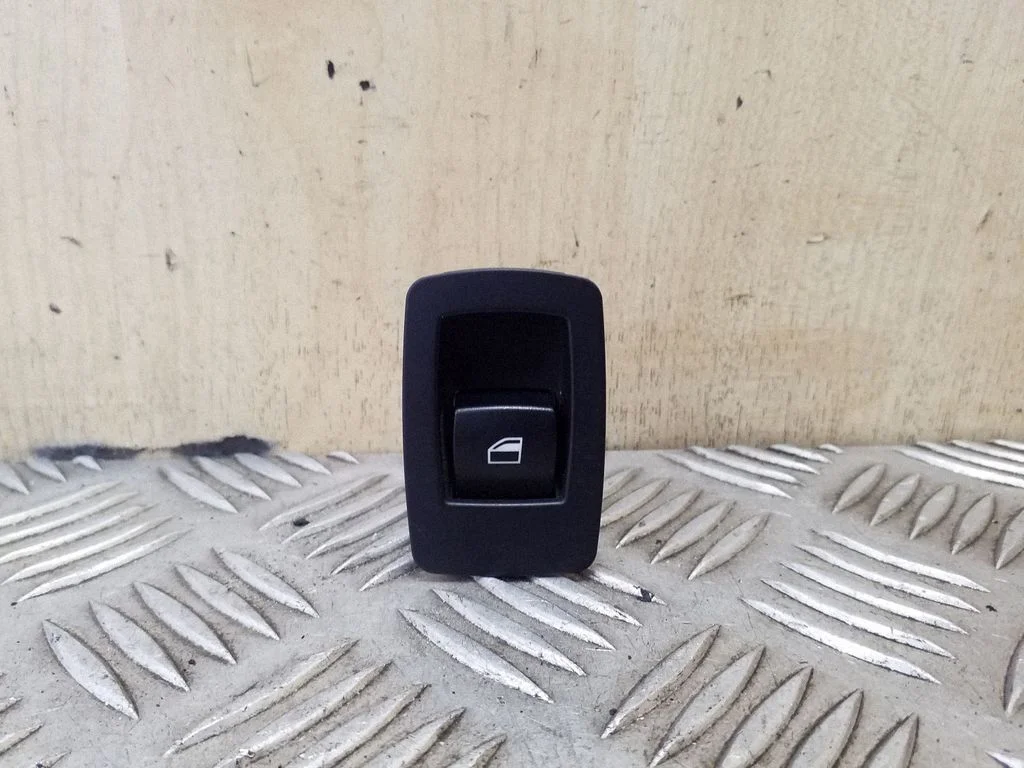 Electric window control switch 9113773