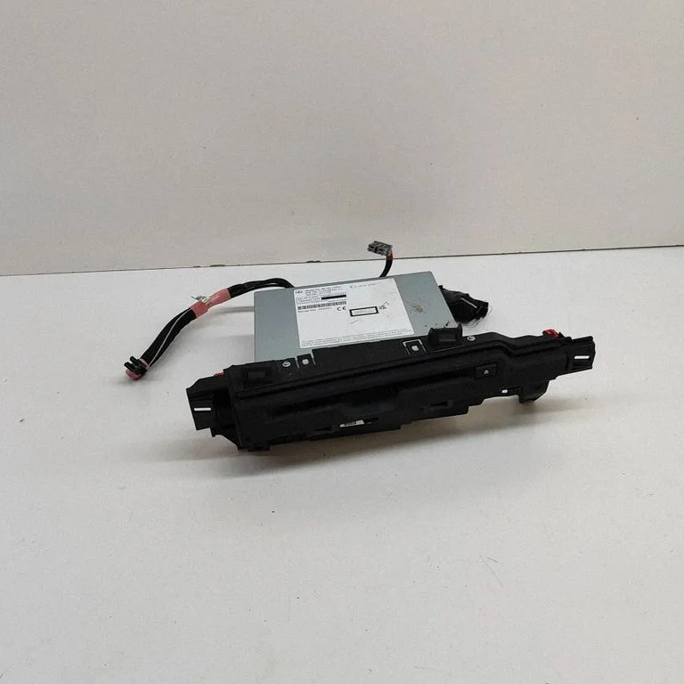 Radio/CD/DVD/GPS head unit – Lexus UX (2018-)