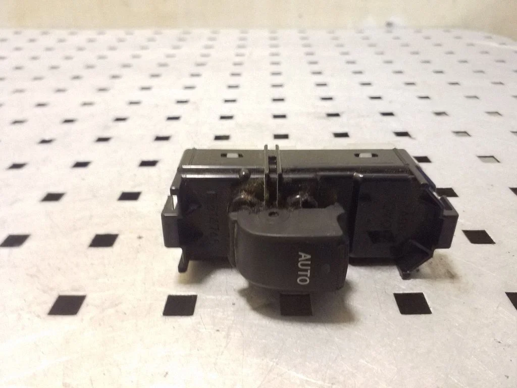 Elektrisko logu slēdzis 8403042070