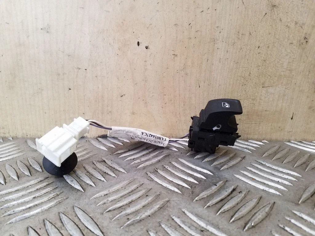 Electric window control switch – Volkswagen Passat CC (2008-2016)