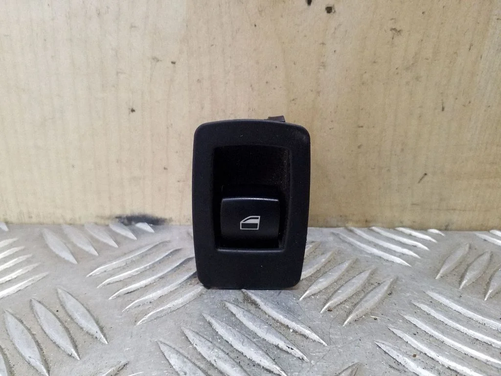 Electric window control switch 3415654