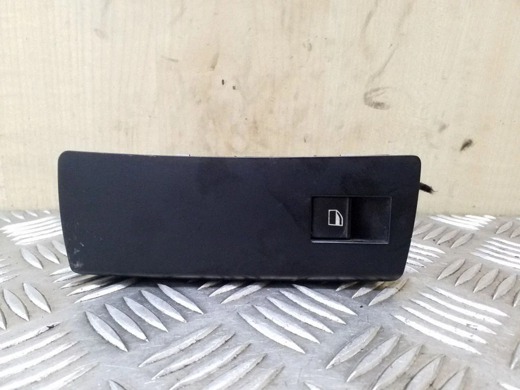 Electric window control switch 6907503