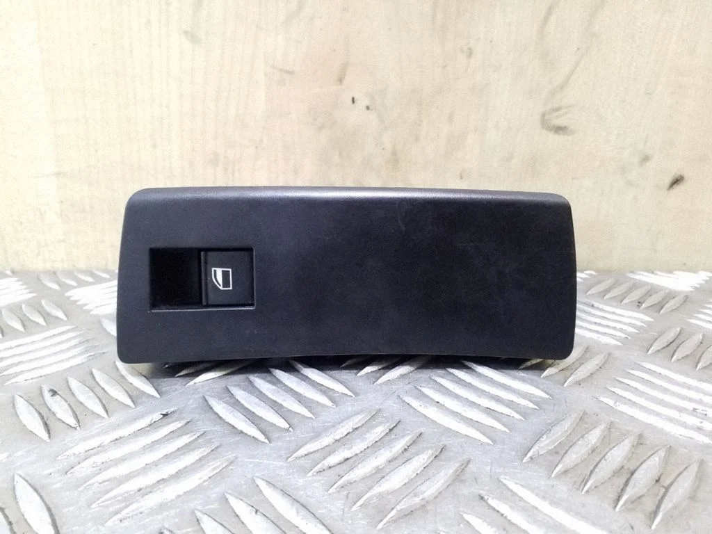 Electric window control switch 6925700