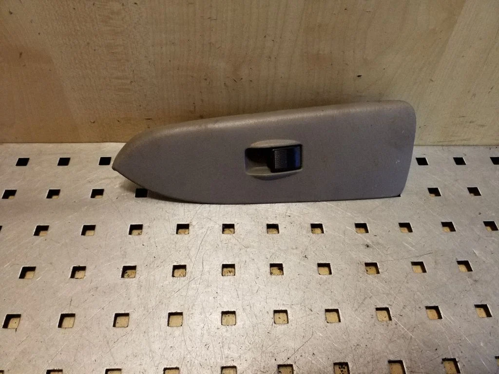 Elektrisko logu slēdzis GE7V684L6