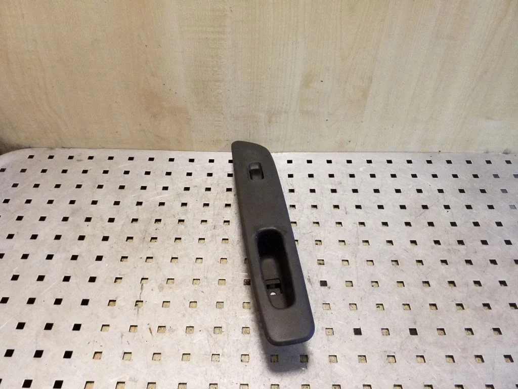 Electric window control switch – front right