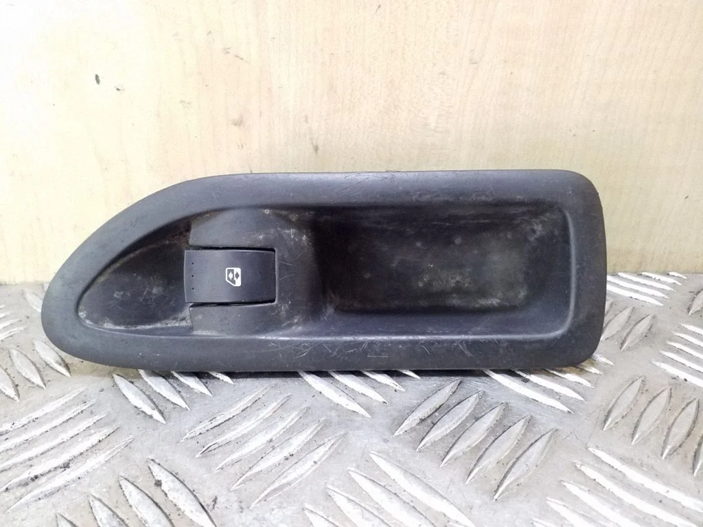 Elektrisko logu slēdzis 8200016013