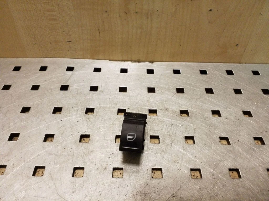 Elektriaknate lüliti 7L6959855B
