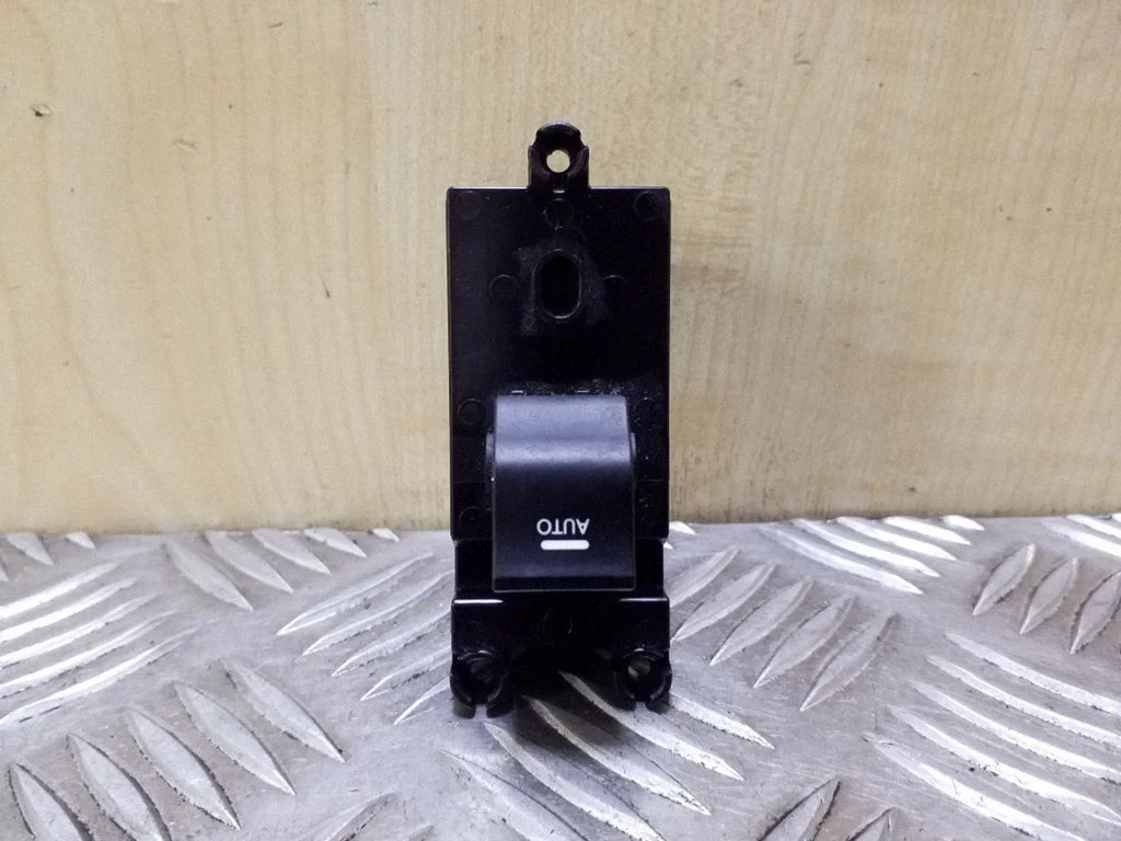 Electric window control switch 935753Z200