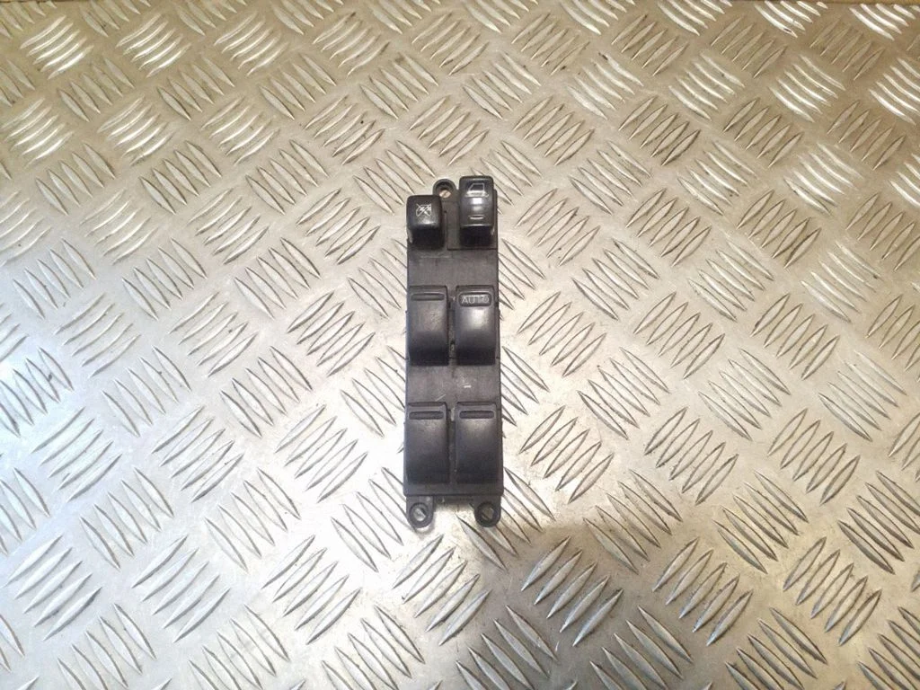Electric window control switch – front right