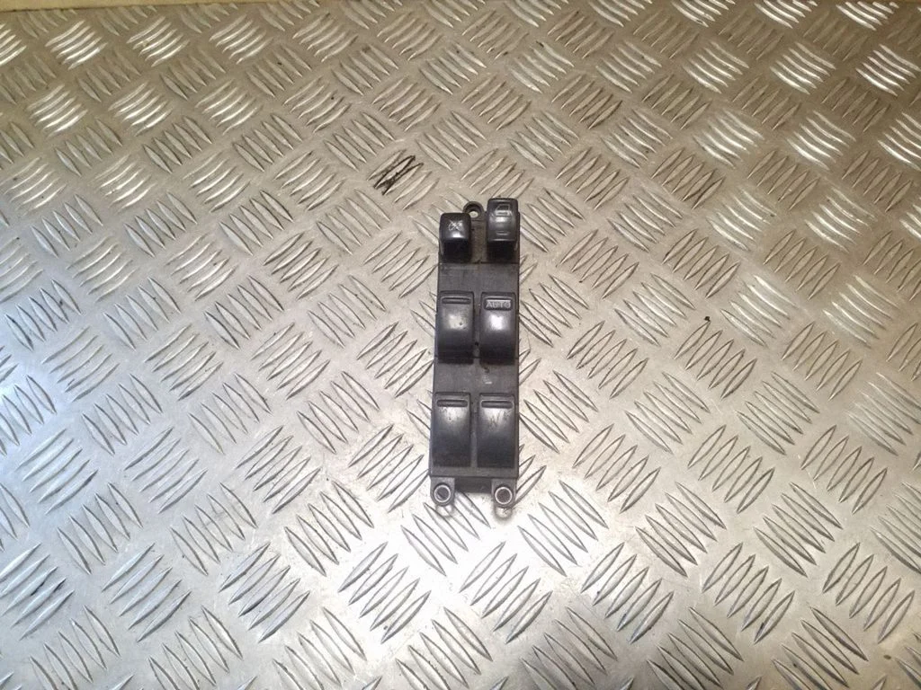 Electric window control switch – front right