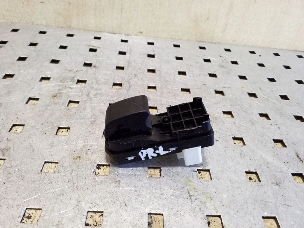 Electric window control switch BBM266370 – Mazda 3 II (2009-2013)