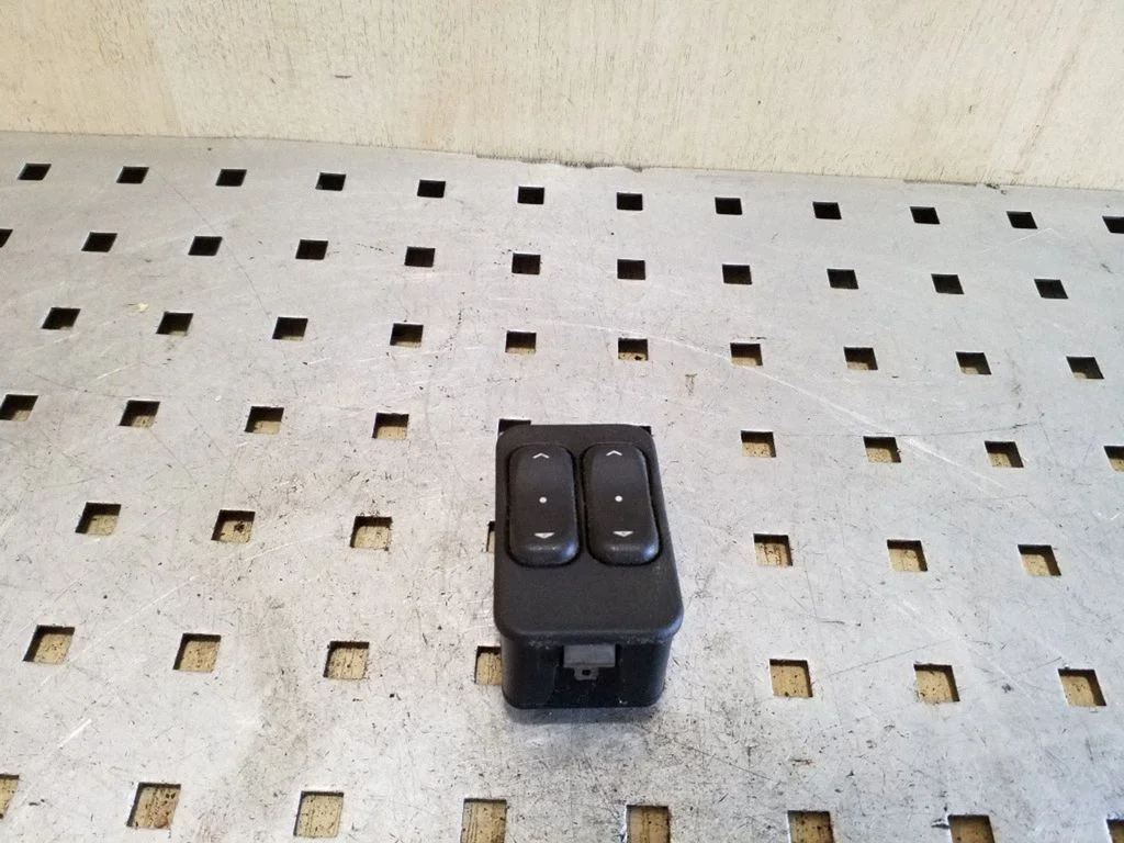 Elektrisko logu slēdzis 13363202