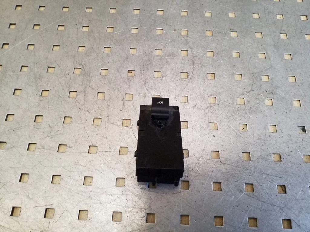 Electric window control switch 13301886