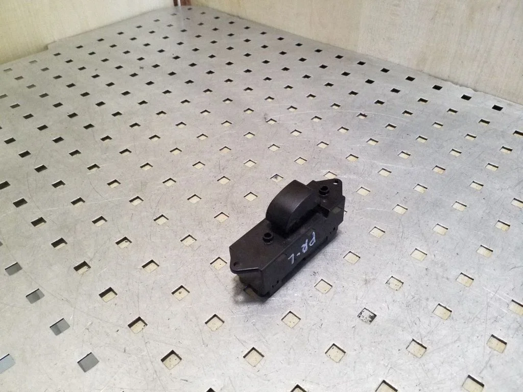 Electric window control switch 8608A182
