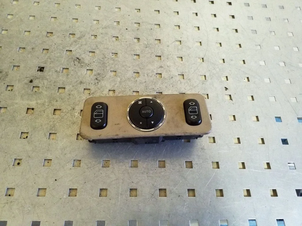 Przełącznik szyb elektrycznych A1638200326