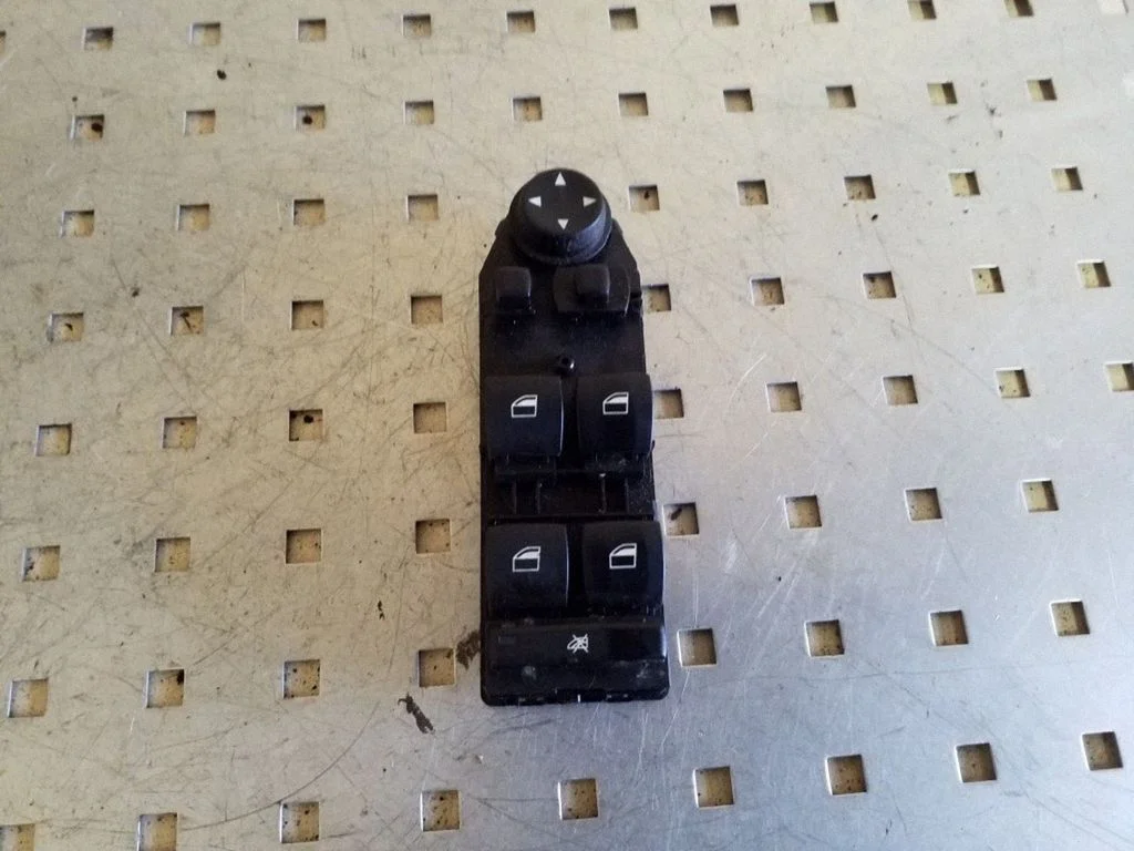 Electric window control switch 6951910