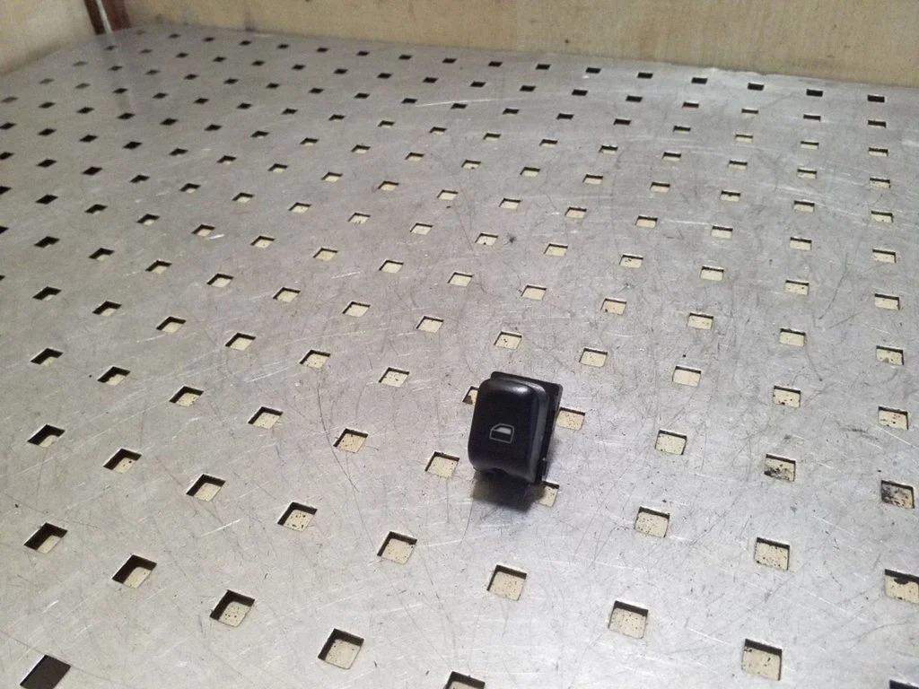 Elektrisko logu slēdzis 8K0959855A