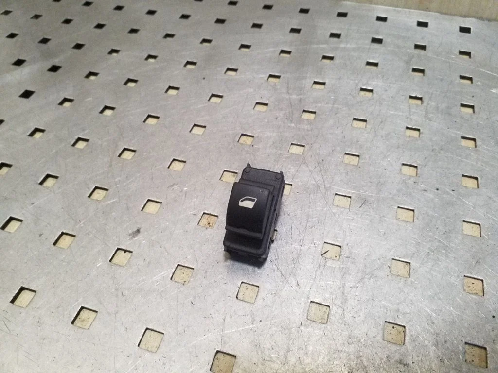 Electric window control switch – Peugeot 3008 I (2008-2015)