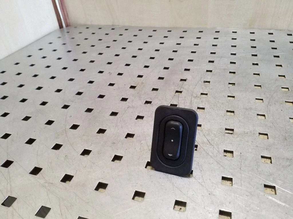 Electric window control switch 24407699