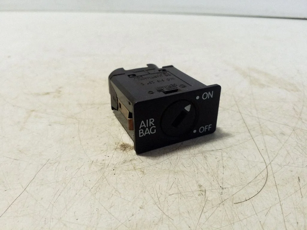 Passenger airbag on/off switch – Audi A6 Allroad C6 (2006-2011)