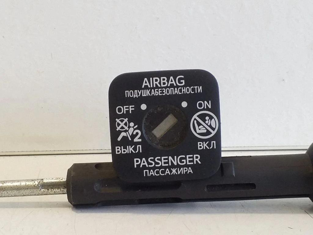 Passenger airbag on/off switch 2061B1N