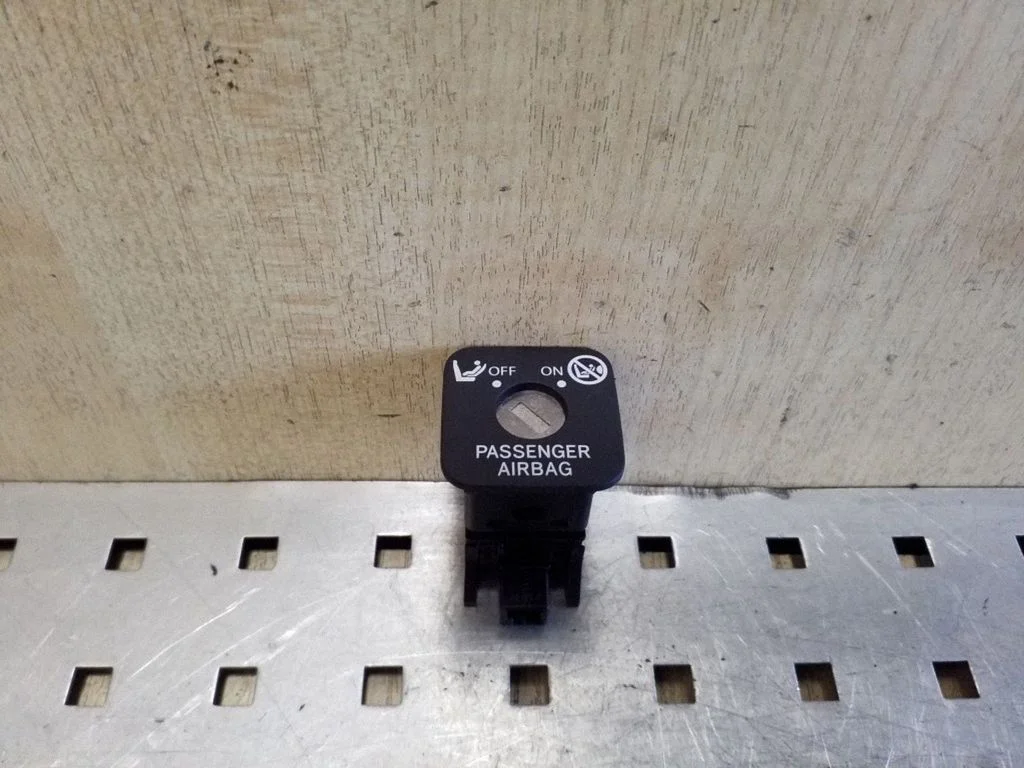 Passenger airbag on/off switch – Toyota Avensis T270 (2009-2012)