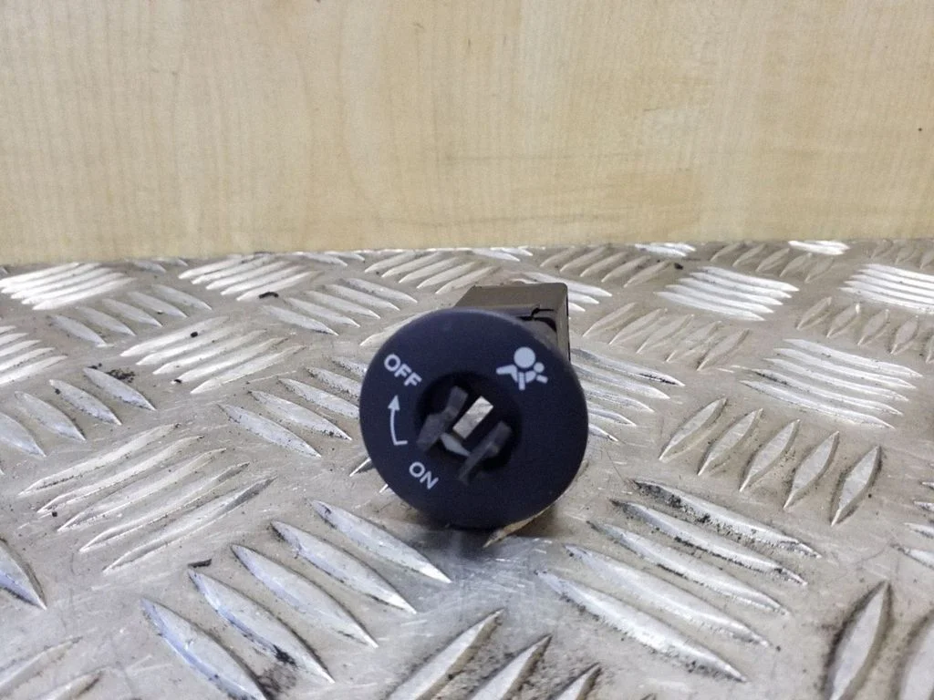 Passenger airbag on/off switch – Nissan Qashqai+2 (2008-2010)
