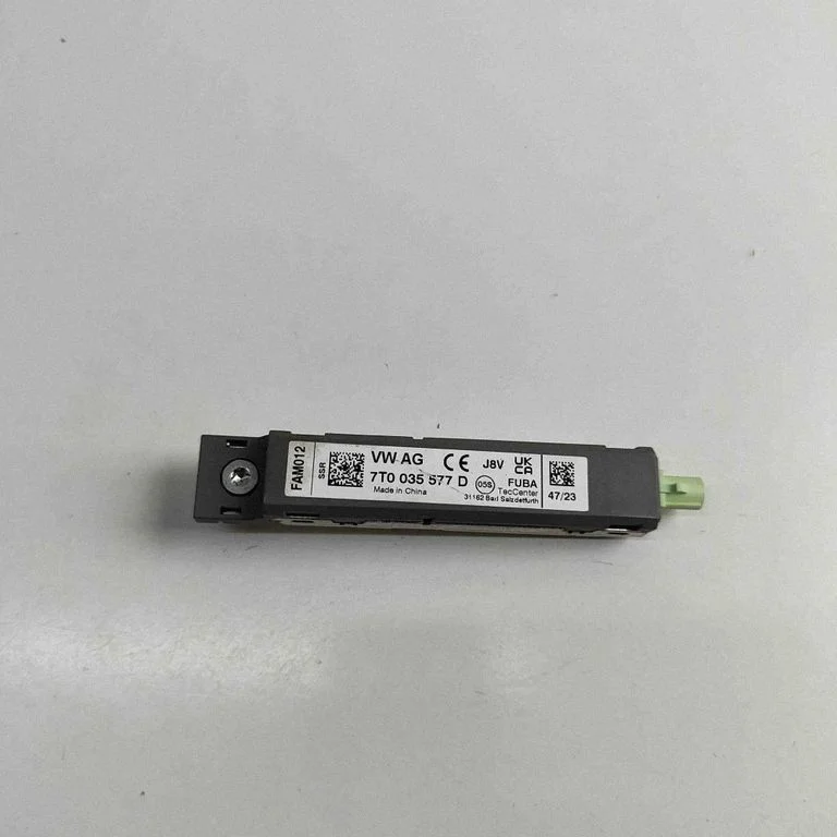 Antenas pastiprinātājs 7T0035577D