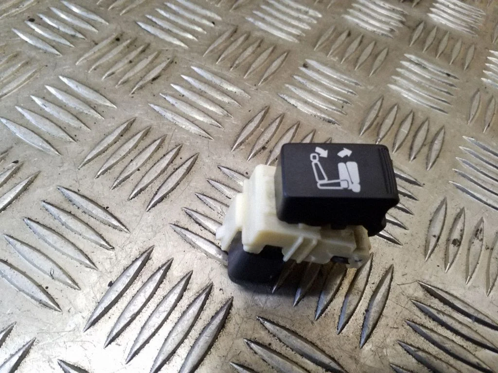 Seat control switch – Mitsubishi Outlander (2001-2007)