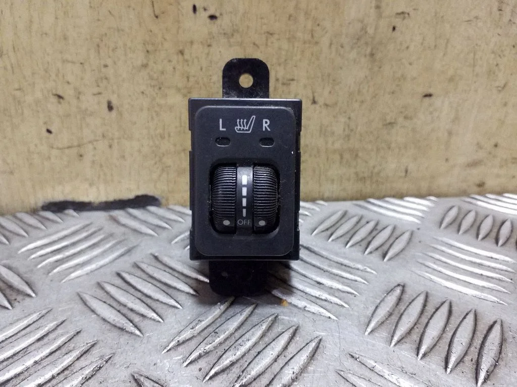 Seat heating switch – Subaru Legacy (2004-2006)