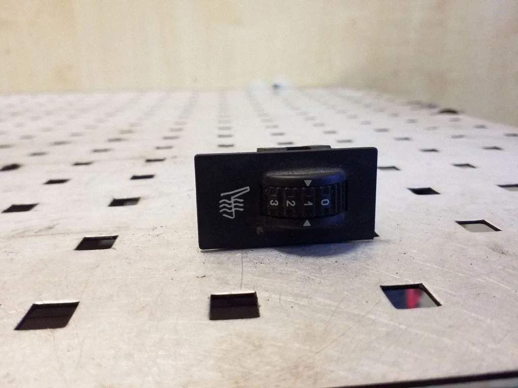 Seat heating switch 96619006XT
