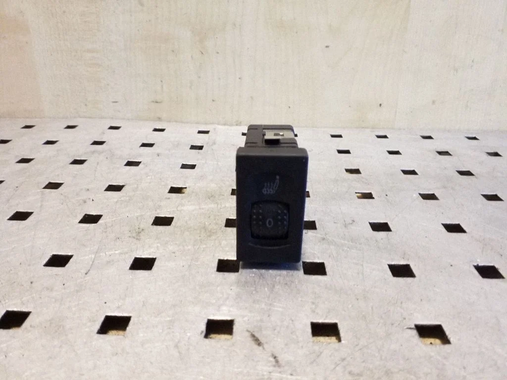 Seat heating switch – Volkswagen Passat B5.5 (2001-2005)