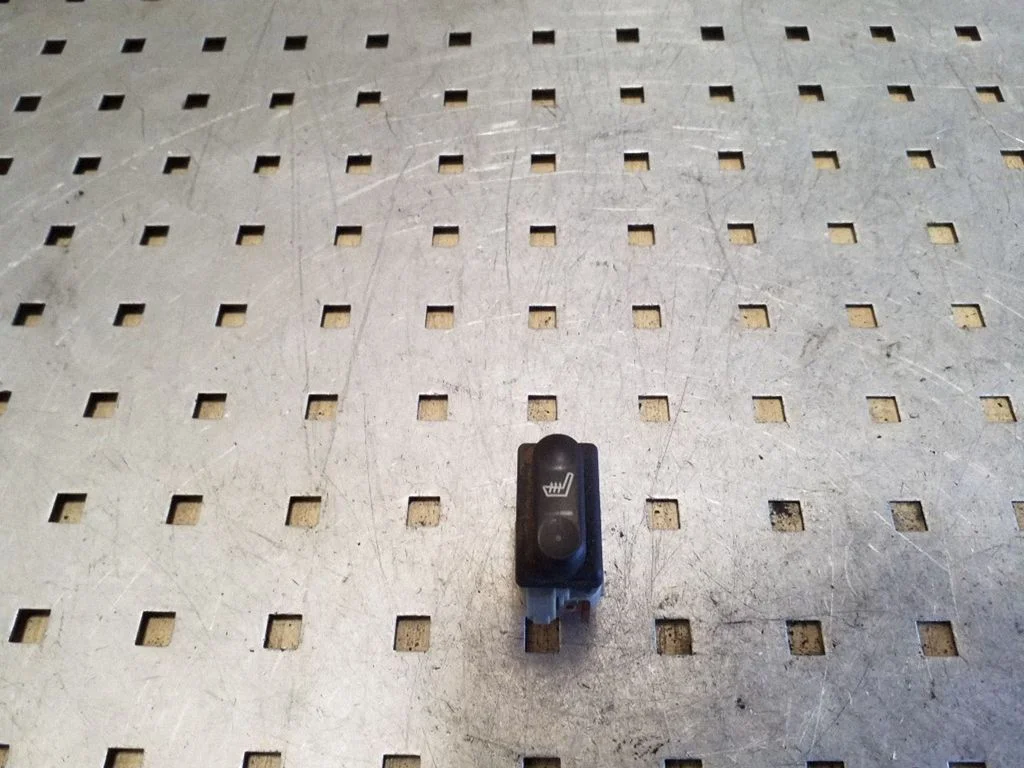 Seat heating switch – Nissan Qashqai+2 (2008-2010)