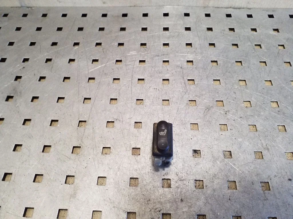 Seat heating switch – Nissan Qashqai+2 (2008-2010)
