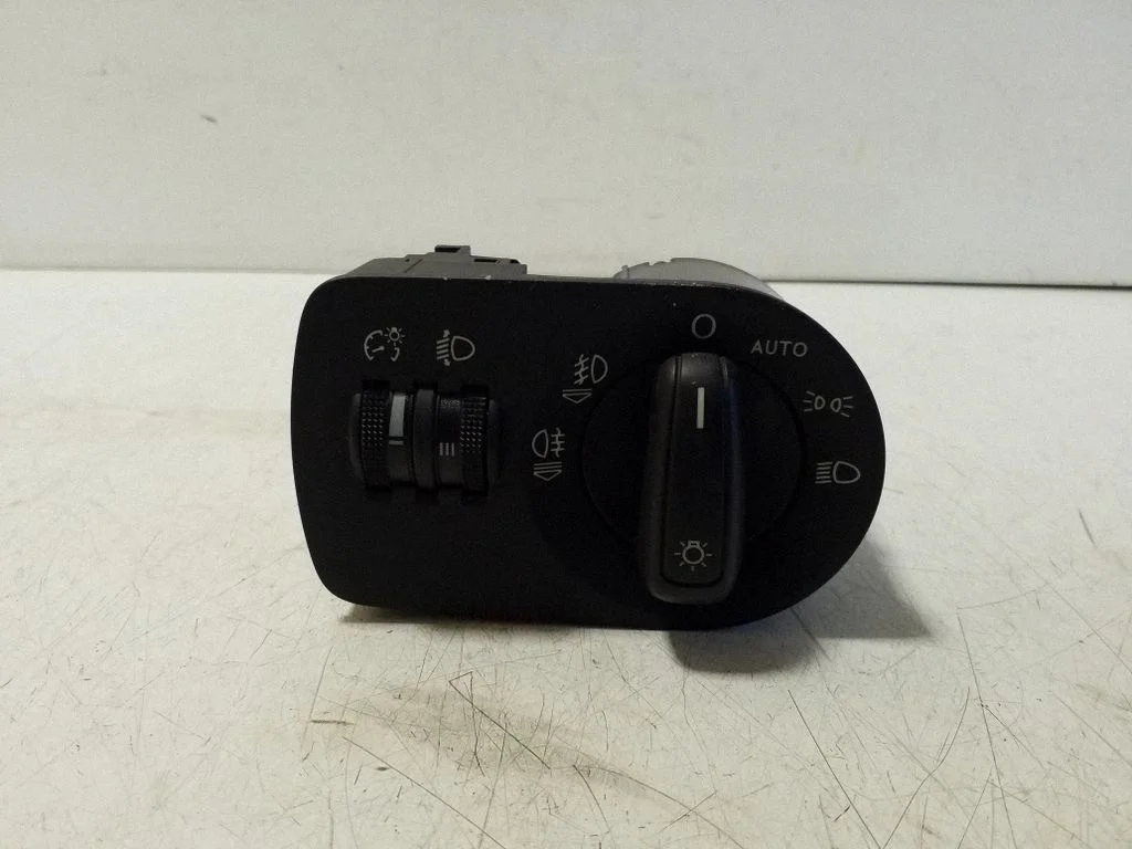 Gaismu slēdzis 8U2941531A
