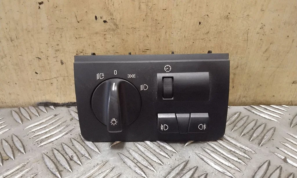 Light switch 6909775