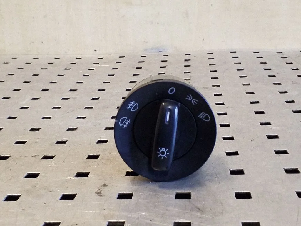 Light switch – Volkswagen Tiguan (2007-2016)