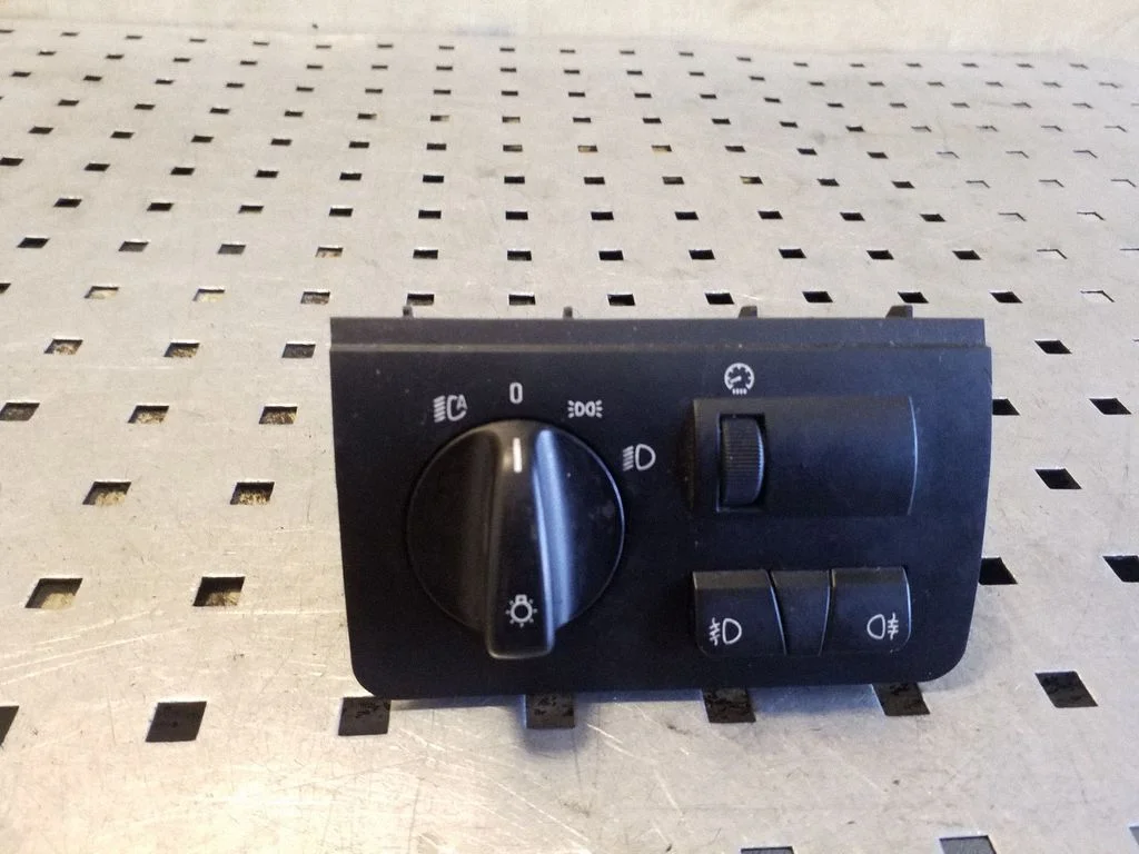 Light switch 6909775