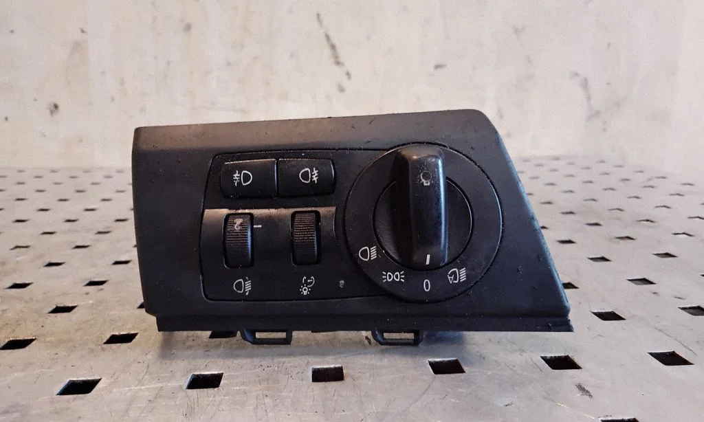 Light switch 3420282