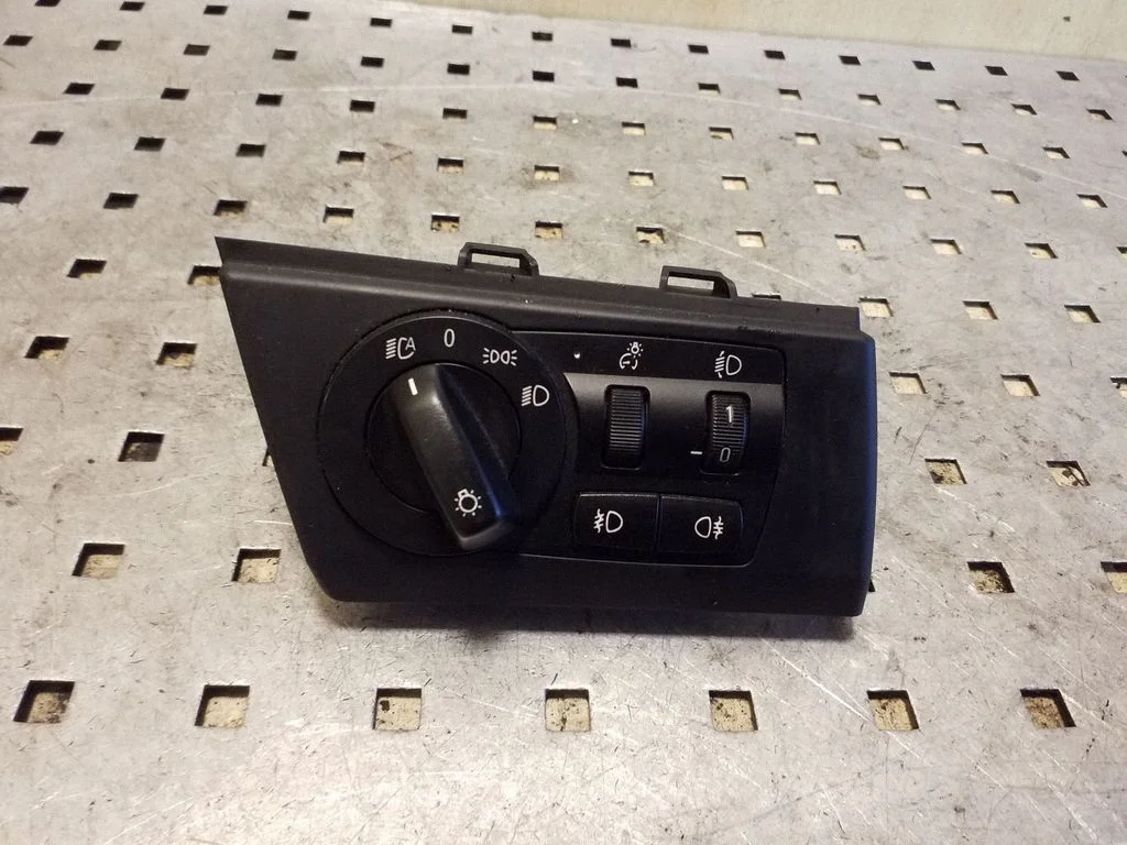 Light switch 3420282