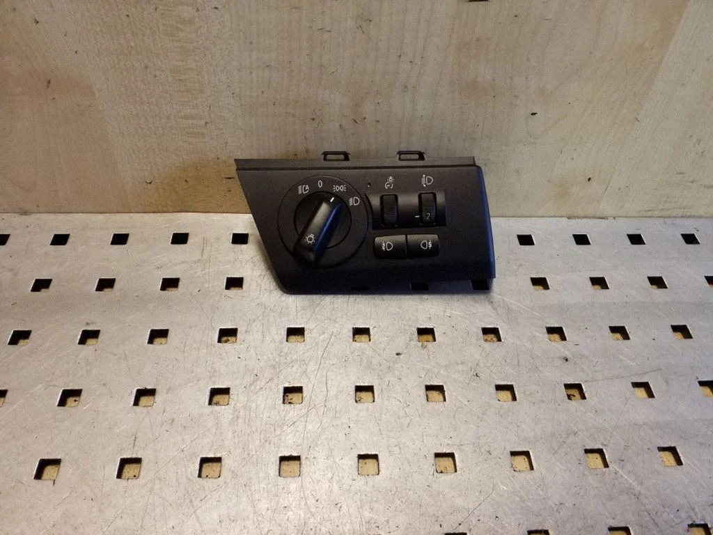 Light switch 3415108
