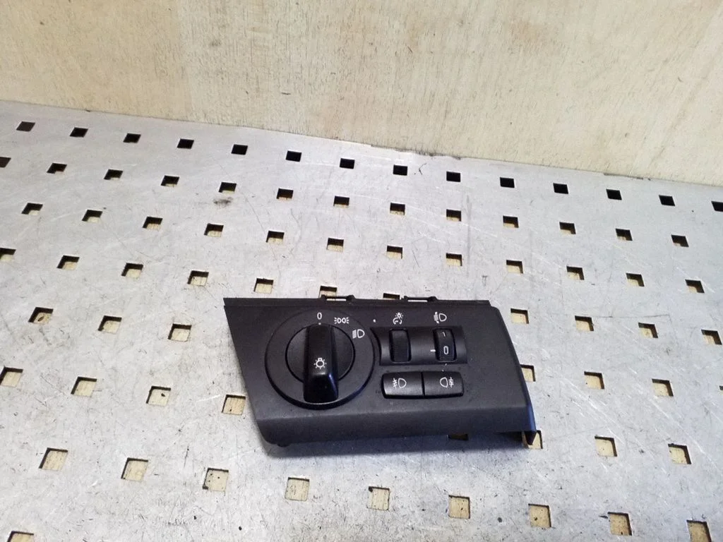 Light switch 3415107