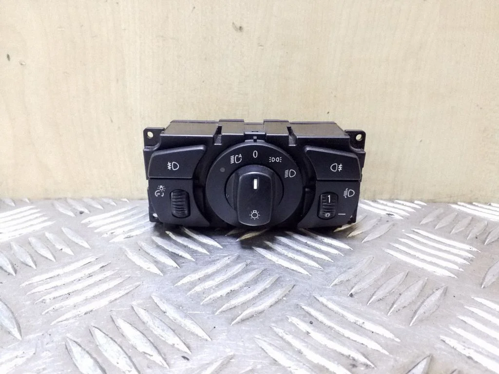 Light switch 6953737