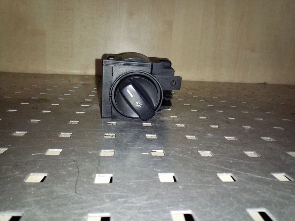 Light switch 1695451504