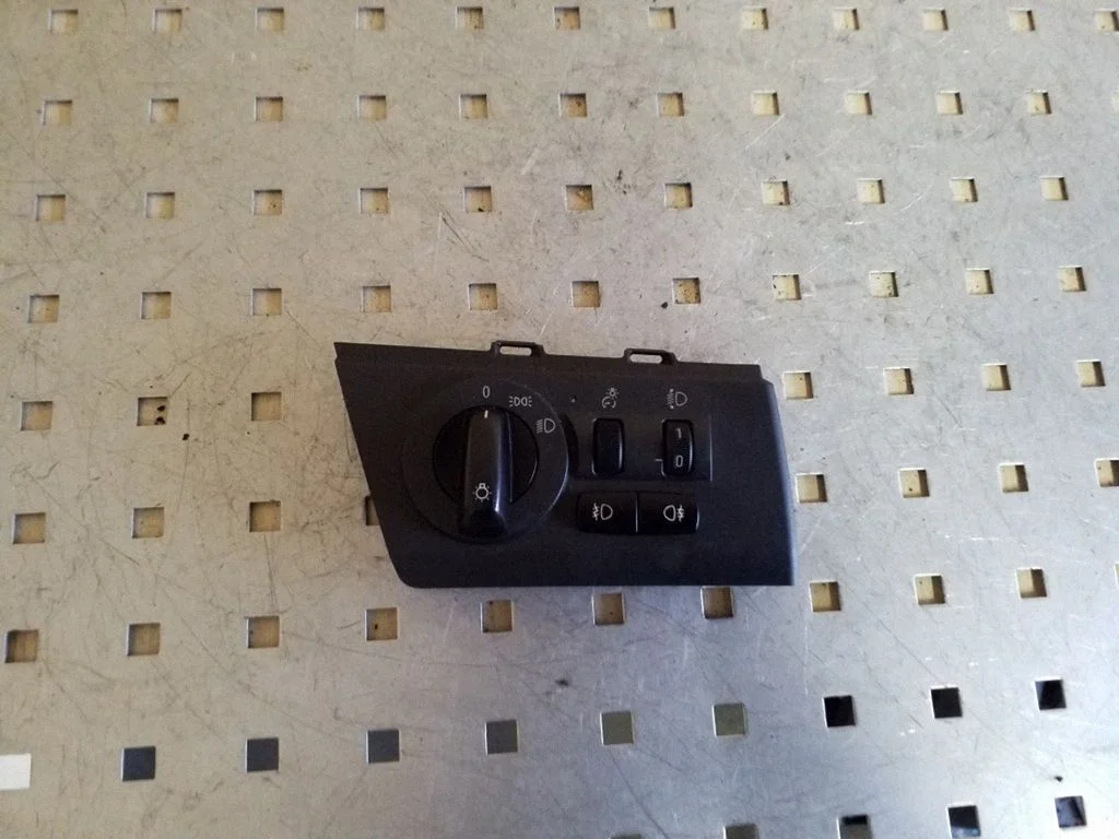 Light switch 6990191