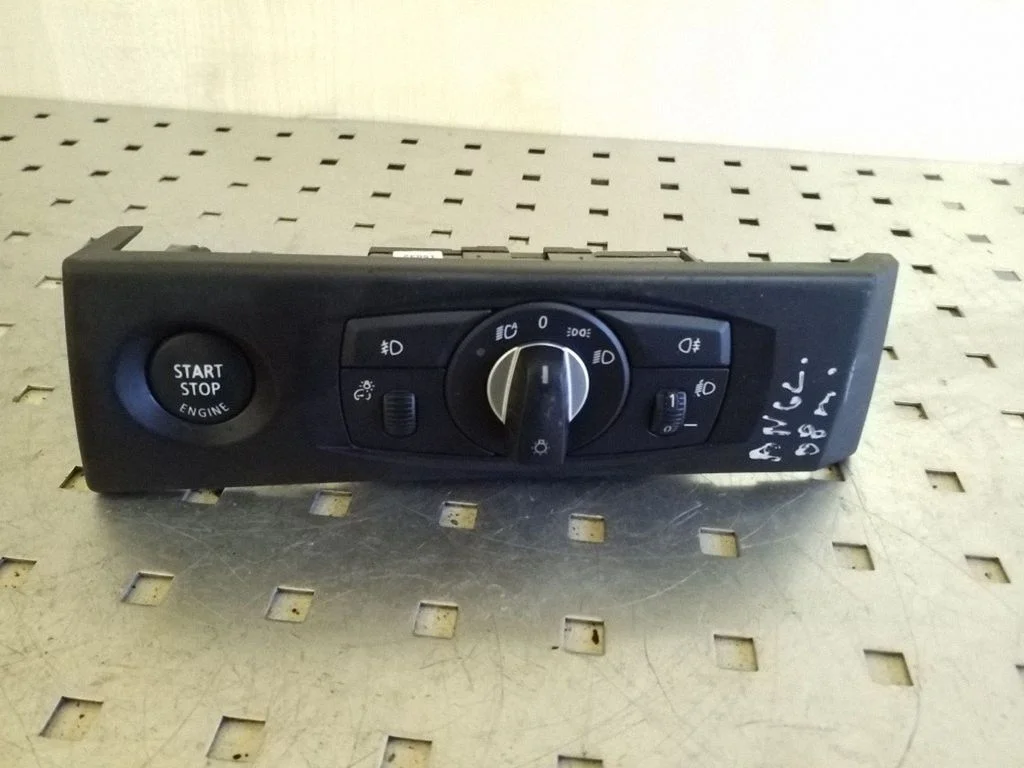 Light switch 6988555