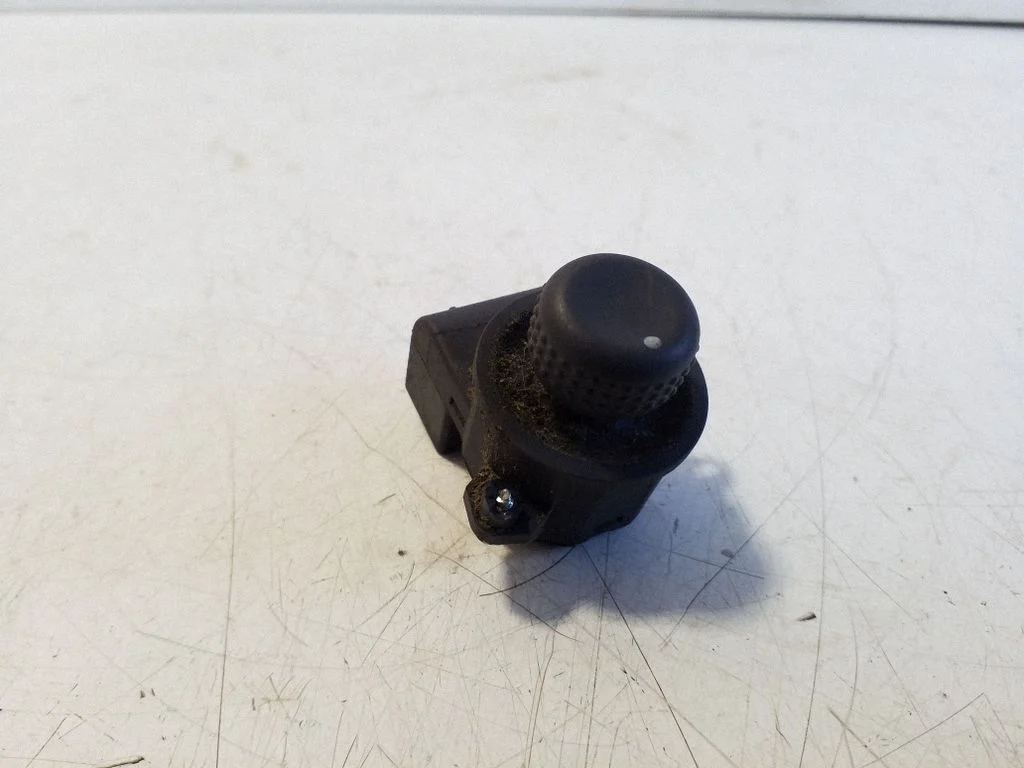 Wing mirror switch 7700875674