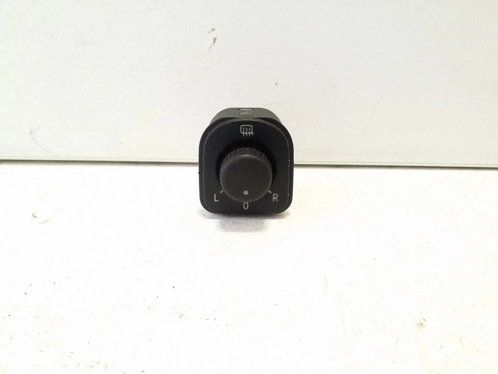 Wing mirror switch – Volkswagen Passat B6 (2005-2010)
