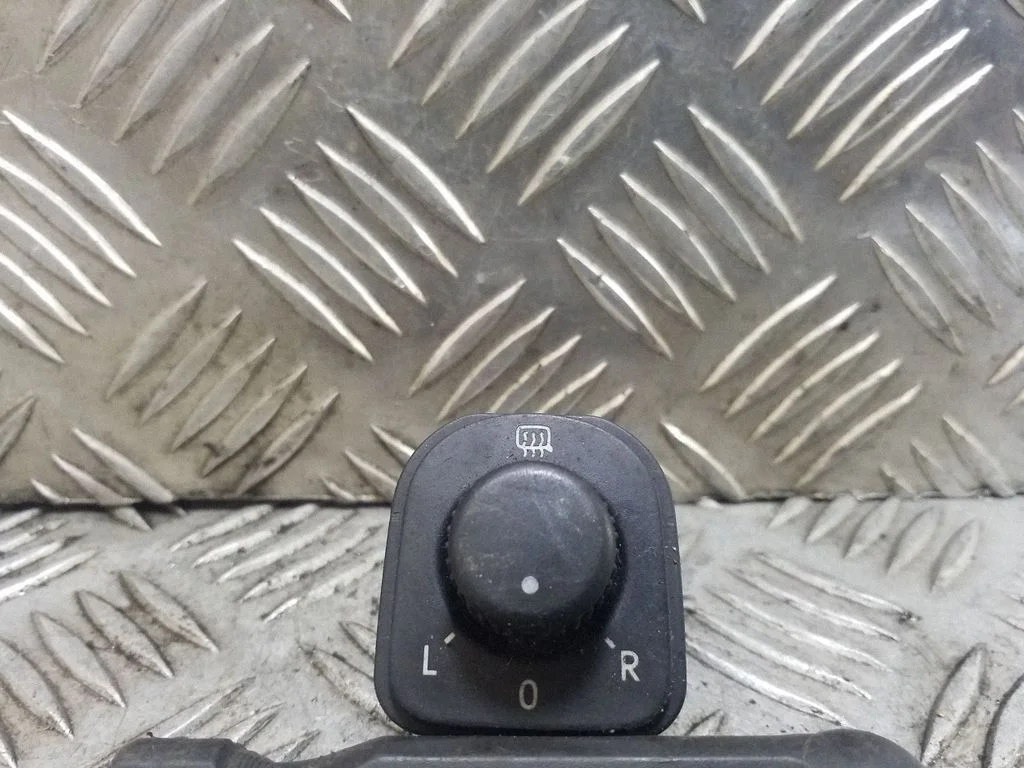 Wing mirror switch – Volkswagen Golf IV (1998-2005)